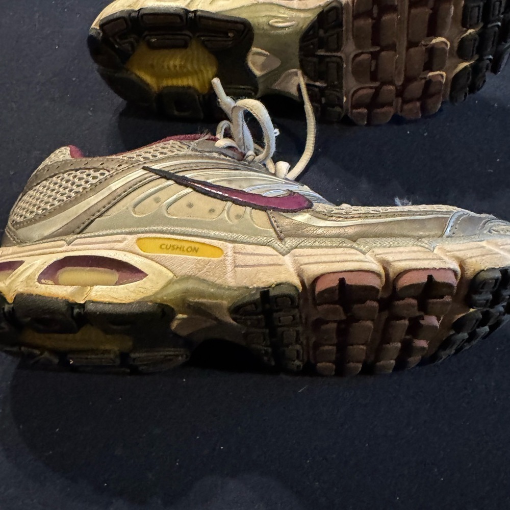 Nike Gray and Burgundy Running Shoes. Women’s Sz 6 - Picture 3 of 10